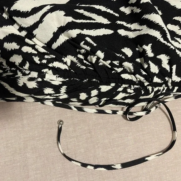 Veronica Beard | Ari Skirt in Black Ikat Print, Size 4 - Picture 6 of 6